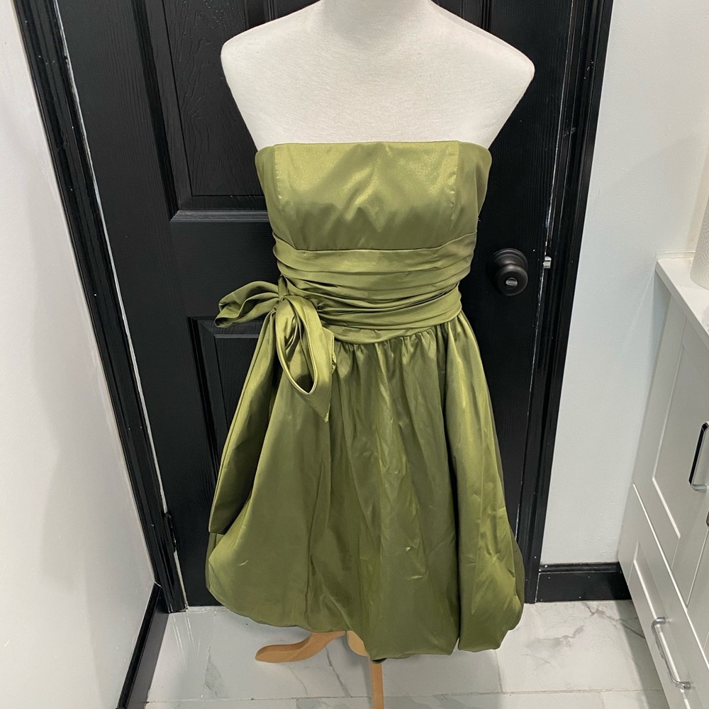 DAVID’S BRIDAL ABOVE THE KNEE STRAPLESS BUBBLE DRESS IN IRIDESCENT GOLD GREEN